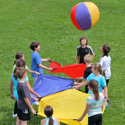 Padáčky s míčem - pro týmovou spolupráci