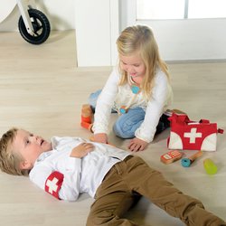 maly-doktor-brasna-s-prislusenstvim-pro-prvni-pomoc-B120344_1.jpg