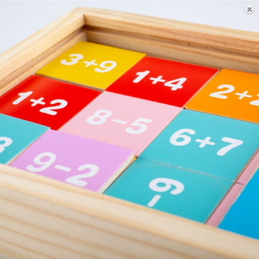 Počty - hra s čísly a barvami v krabičce