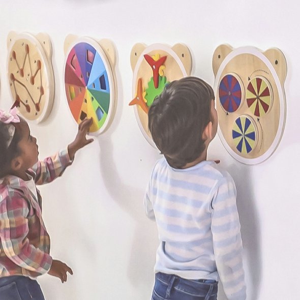 Zatoč a pozoruj a další nástěnné hry