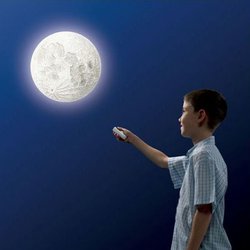 Věrný model měsíce s reálnou texturou a plastickým povrchem - na dálkové ovládání