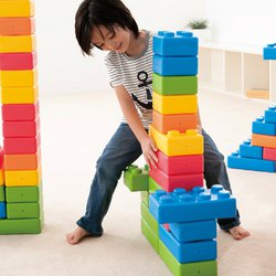 Mladý stavitel - dětská stavebnice s velikými barevnými cihlami