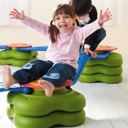 Lekníny s chodníčky - průlezka a překážková dráha pro děti