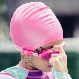 Koupací čepice a ucpávky pro pohodlné plavání