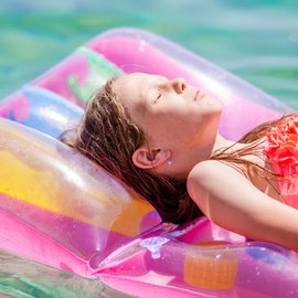 Nafukovací lehátka a plováky pro vodní relax i hry