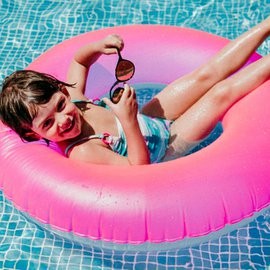 Nafukovací kruhy a rukávky pro bezpečné vodní hry