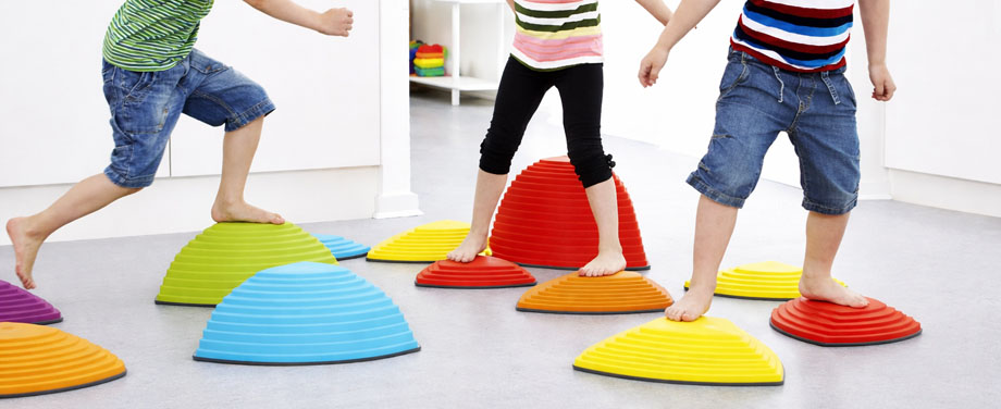 Pomůcky pro rozvoj rovnováhy, stability a koordinace u dětí. Vhodné pro školky, školy i domácí cvičení.